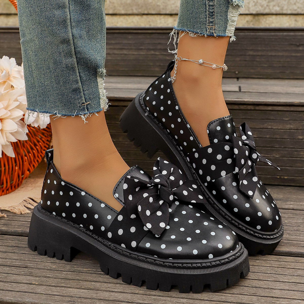 Bow low top single shoe